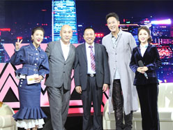 新望董事長(zhǎng)羅永輝與著名歌星劉尊老師、汪正正老師、郭津彤老師、主持人雅琪在北京電視臺(tái)錄制節(jié)目現(xiàn)場(chǎng)親切合影